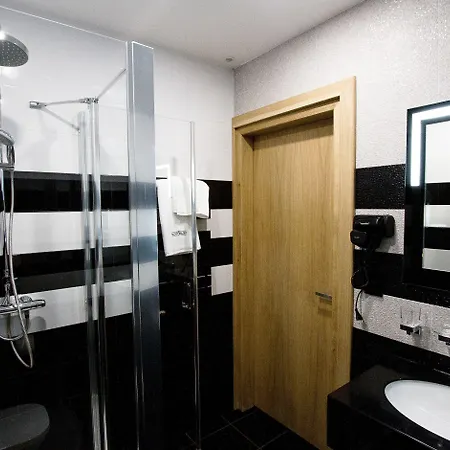 Novobilski Przy Termie Bania I Kotelnicy - Sauna, Jacuzzi, Restauracja, Pokoj Zabaw, Wypozyczalnia Rowerow E-Bike 3*